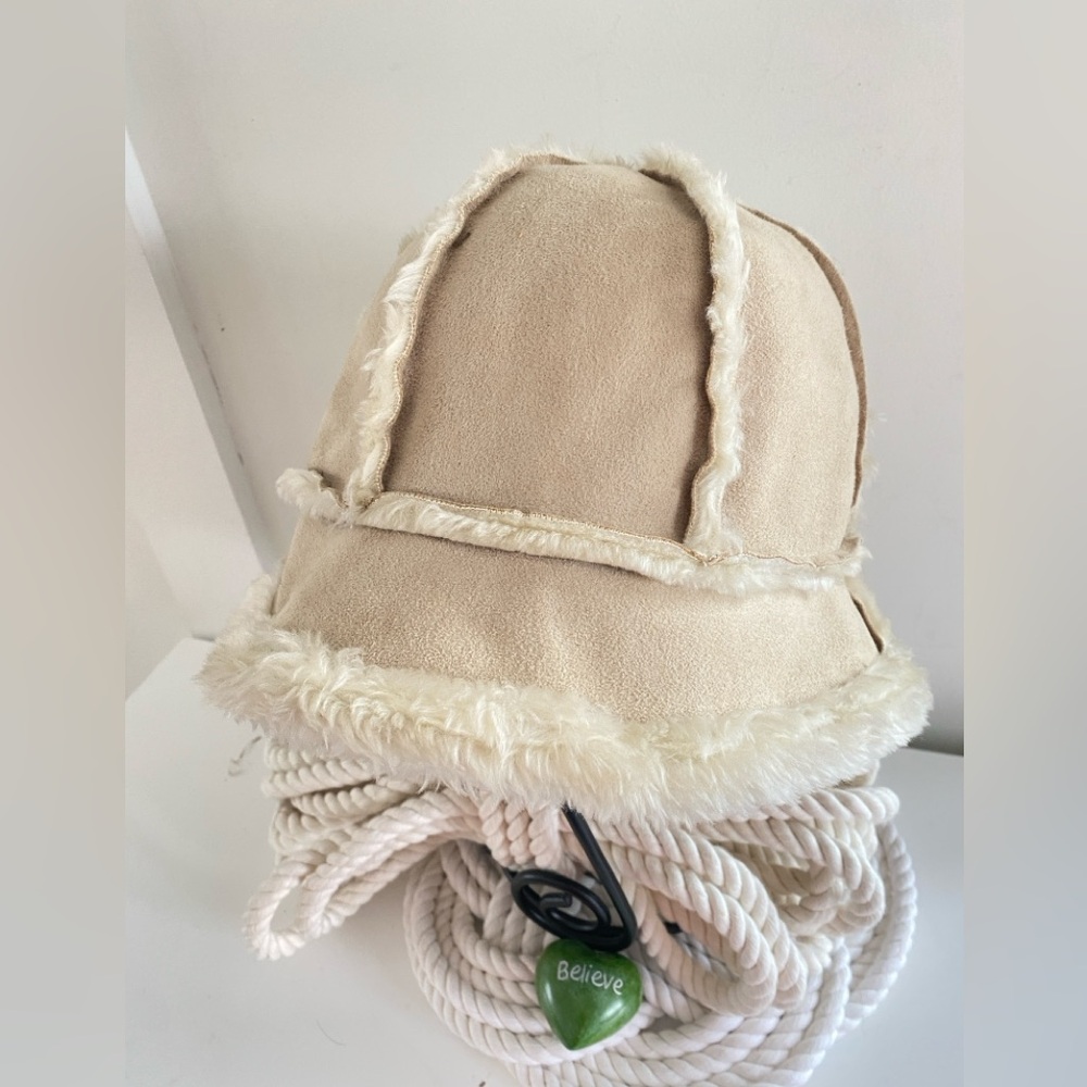 3 for $25 pick and bundle.  🏡🏡🏡 Faux suede/ fur adorable vintage hat